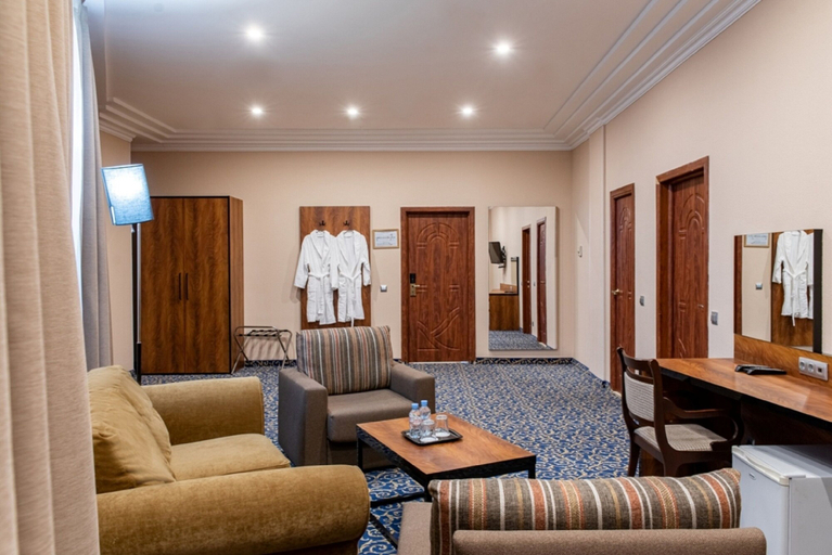 Others 4, Hotel Royal, South-Western