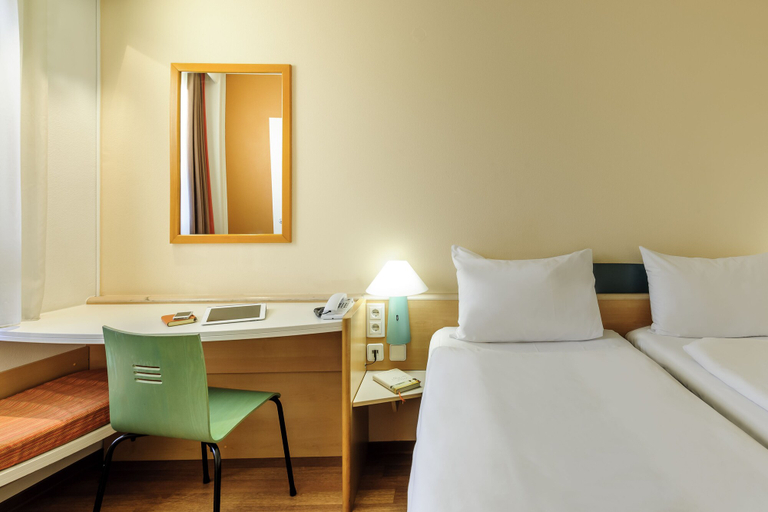 Bedroom 3, ibis Augsburg Hauptbahnhof, Augsburg