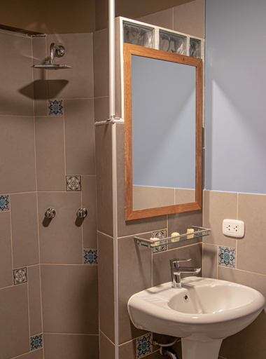 Bathroom 3, Fleur Lodge, Carhuaz