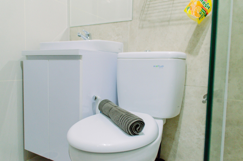 Bathroom 5, Nice and Fancy Studio at Transpark Bintaro Apartment By Travelio, Tangerang Selatan
