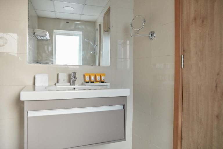 Bathroom 5, Fantastay Continental Towers, Dubai