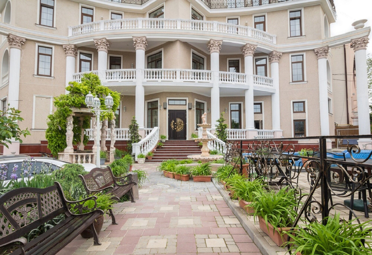 Exterior & Views