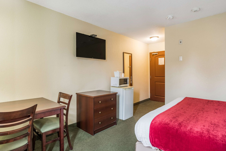 Bedroom 3, Knights Inn Orillia, Simcoe