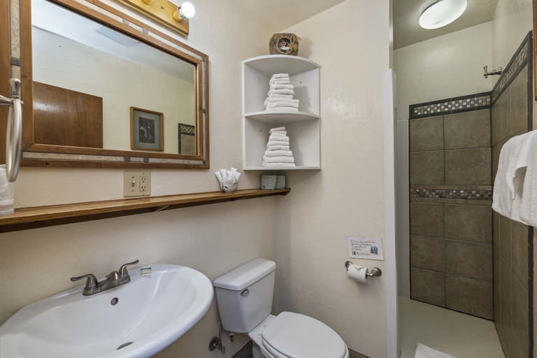 Bathroom 3, Birch Glen Lodge, Valley