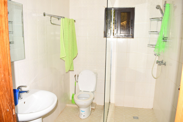Bathroom 3, London innn 2, Kombo Saint Mary