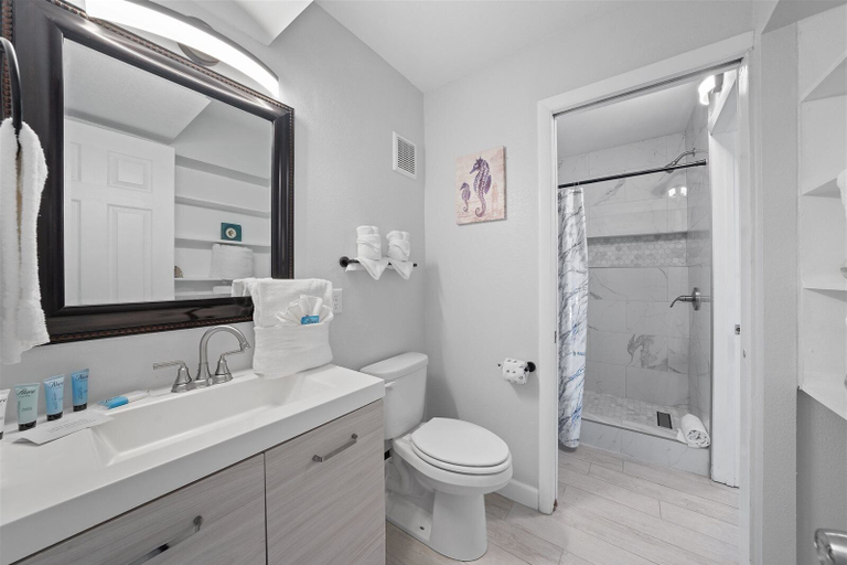 Bathroom 2, The Summit 1122, Bay