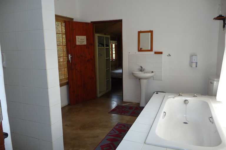 Bathroom 4, Isinkwe Backpackers Bushcamp, Umkhanyakude