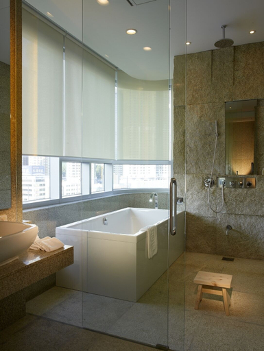 Bathroom 3, Grand Hotel, Buk