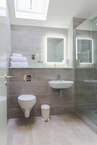 Bathroom 4, Park Lane Aparthotel, Cardiff