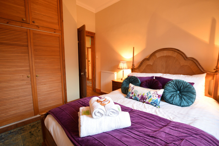 Bedroom 3, JOIVY Gorgeous Two Bedroom Apartment With Castle Views, Edinburgh