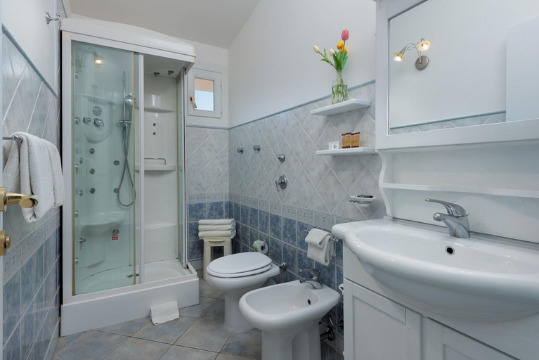 Bathroom 5, Hotel Riviera, Trapani