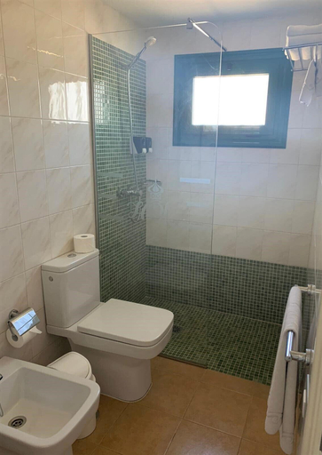 Bathroom 5, Hyde Park Lane, Las Palmas