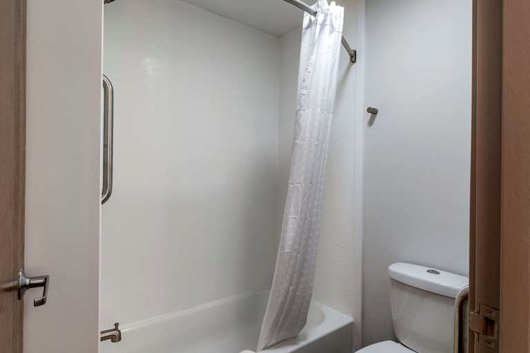 Bathroom 4, Comfort Inn Mount Pleasant – Racine, Racine