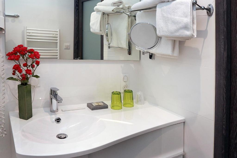 Bathroom 3, Logis Hotel le Prieuré, Finistère