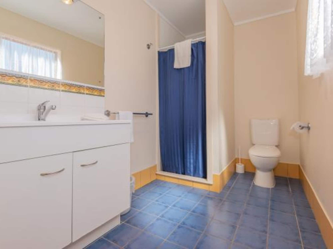 Bathroom 4, Blue Lake Top 10 Holiday Park, Rotorua