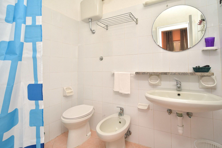 Bathroom, Junior Village, Napoli
