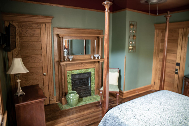 Bedroom 2, Elk River Hotel, Braxton