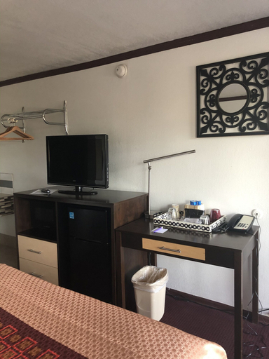 Bedroom 4, Dunes Motel, Deschutes