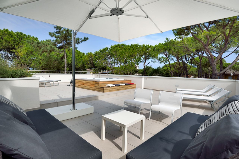 Outdoor spa tub 3, Ville Summer, Udine