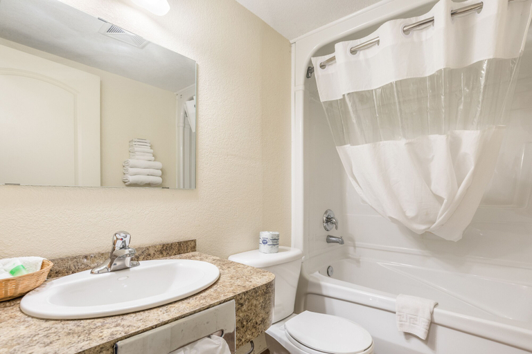 Bathroom 4, Knights Inn Orillia, Simcoe