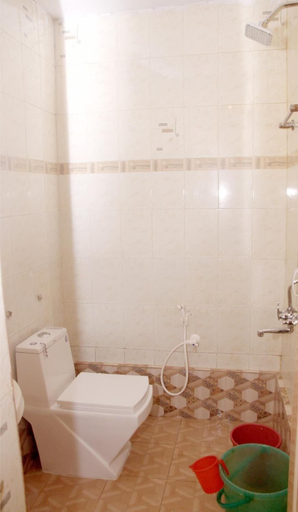 Bathroom 3, Hotel Travellers Inn, North Goa