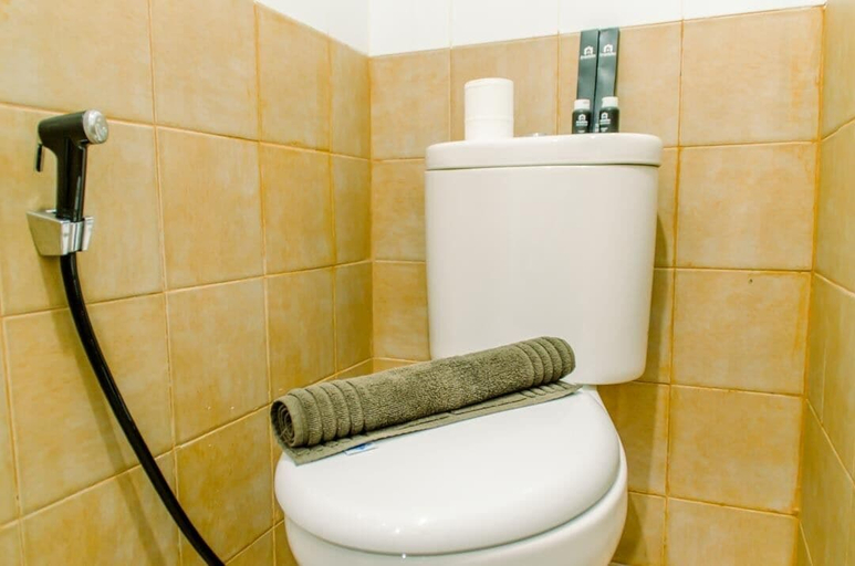 Bathroom 3, Elegant And Tidy 2Br Green Pramuka City Apartment Near Mall, Jakarta Pusat