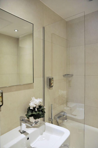 Bathroom 4, Hotel Waldorf Montparnasse, Paris