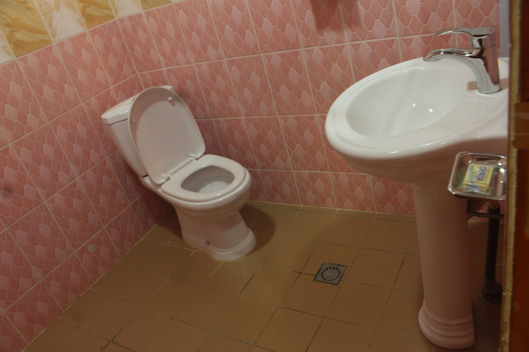 Bathroom 3, Florencia Hotel, Mfoundi