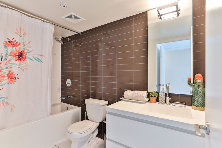 Bathroom 4, Modern 2 Storey by CN Tower, Toronto