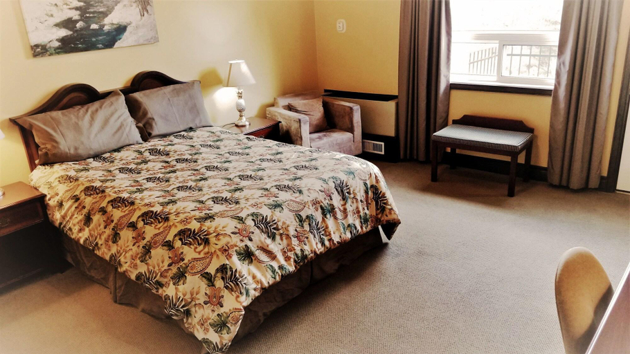 Bedroom 2, The Falls Inn - Walters Falls, Grey