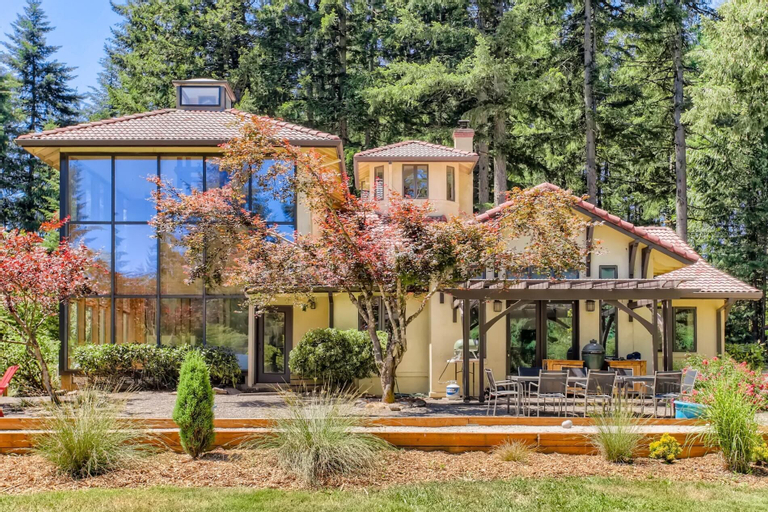 Mediterranean Home at Beavercreek, Clackamas