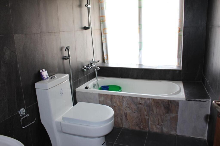 Bathroom 3, Hotel Vajra Inn, Gandaki