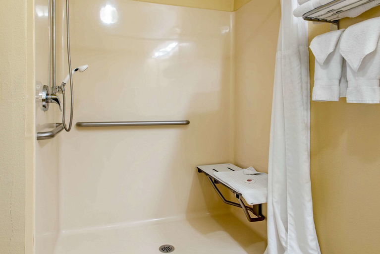 Bathroom 3, Quality Inn Jacksonville near I-72, Morgan