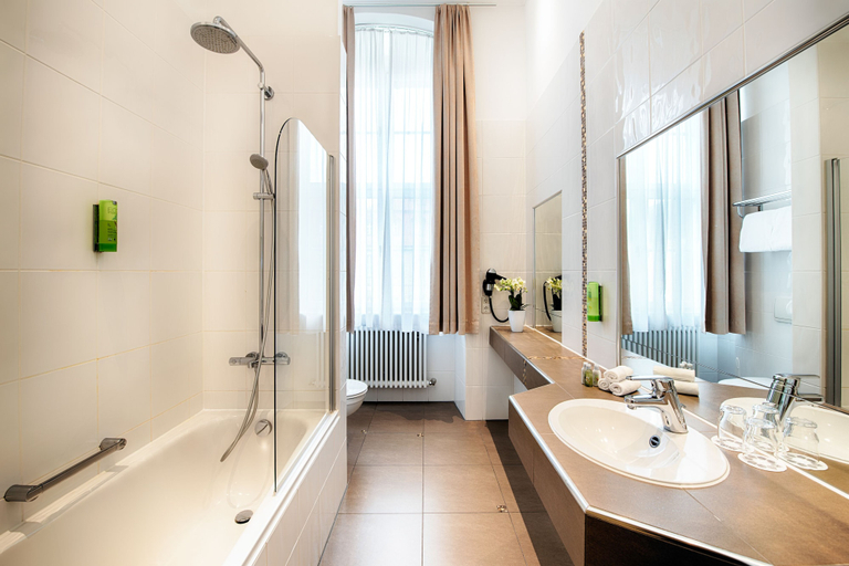 Bathroom 5, Welcome Hotel Residenzschloss Bamberg, Bamberg