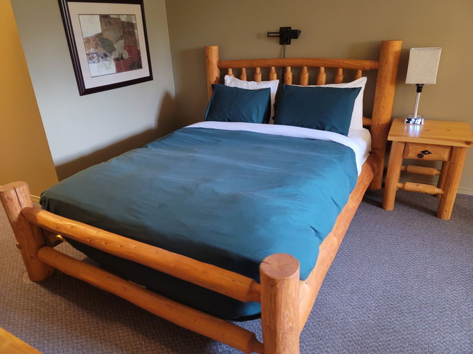 Bedroom 2, Raven's Nest Hotel, Fraser-Fort George