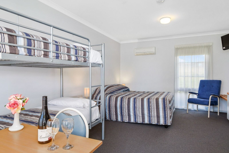 Bedroom 2, Southern Lights Hotel, Kingborough