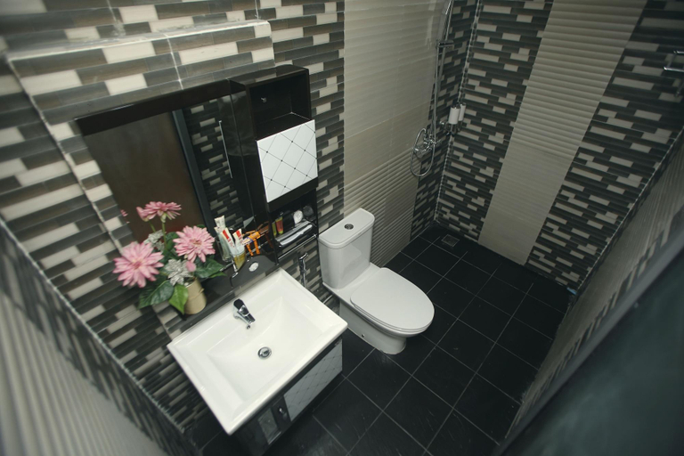 Bathroom 4, Rangoon 40, Yangon