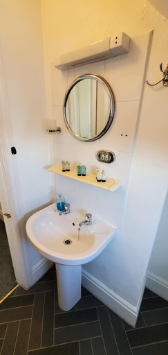 Bathroom 3, Diamonds Guest House, York
