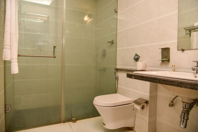 Bathroom 3, Hotel Leo Saffron, Delhi