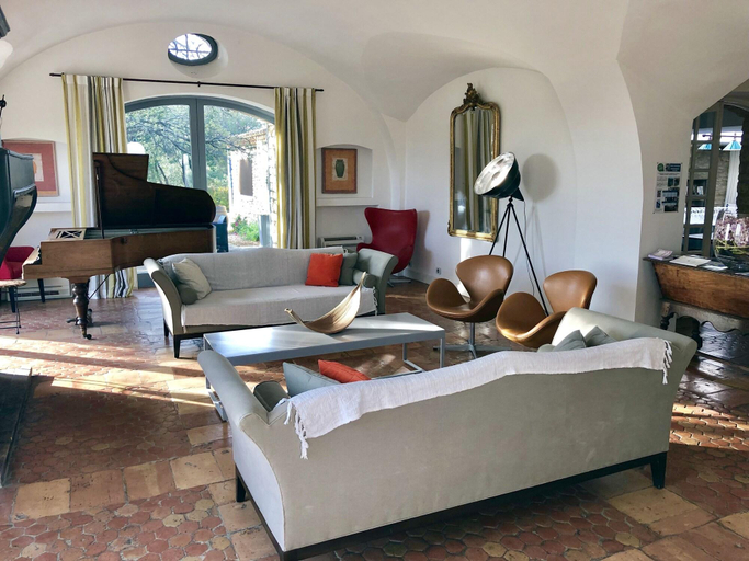 Public Area, Domaine de l'Enclos, Vaucluse