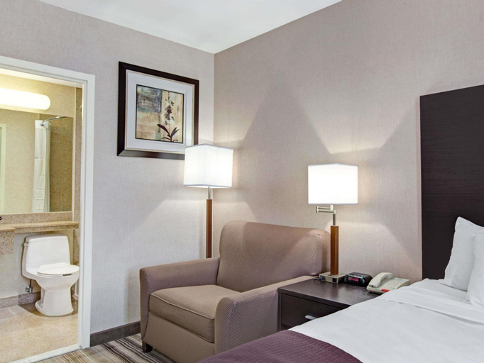 Bedroom 2, Days Inn by Wyndham Jamaica / JFK Airport (CLOSED), New York