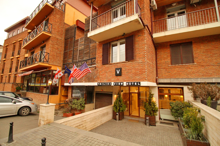 Exterior & Views