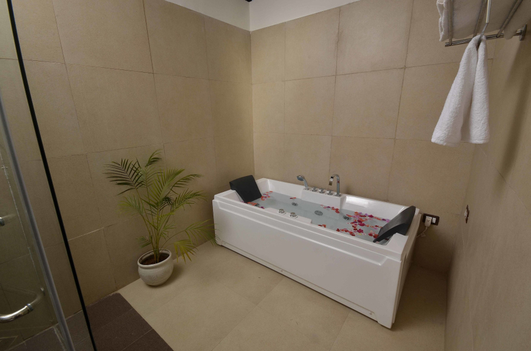 Bathroom 4, Heritage Resort Hampi, Bellary