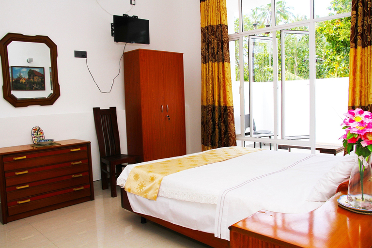 Bedroom 2, Queens Beach Hotel, Tangalle