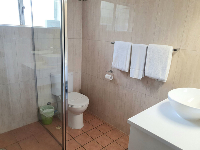 Bathroom 5, McNevin's Maryborough Motel, Maryborough