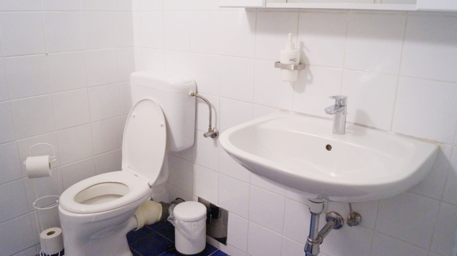 Bathroom 3, Modern Apartment in The Heart of Vienna 4, Wien