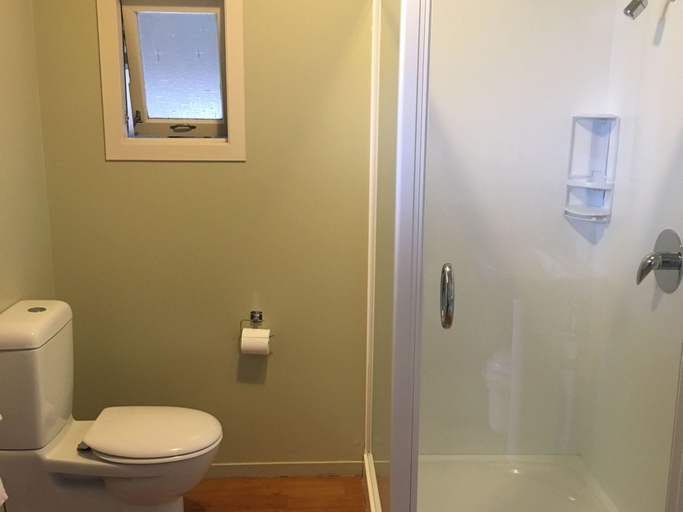 Bathroom 3, Woodlands Motels and Apartments, Dunedin