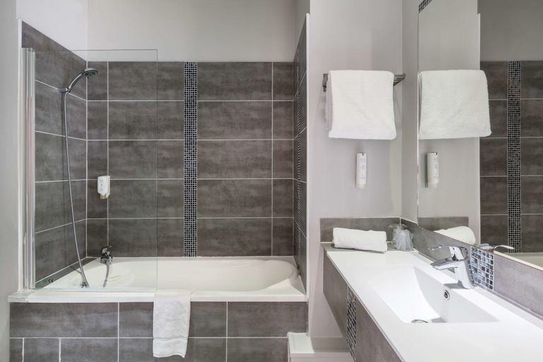 Bathroom 5, Best Western Hotel Saint Claude, Somme