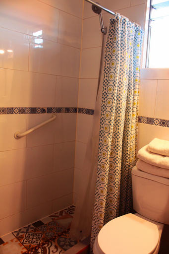 Bathroom 4, Hotel Luanco, Cautín