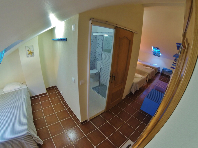Bedroom 4, Supertubos Beach Hostel, Peniche